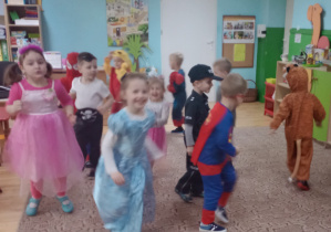 Dzieci tańczą do dziecięcych piosenek